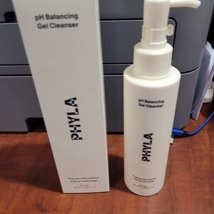 pH Balancing Gel Cleanser - White